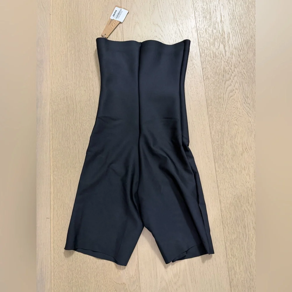 NEW SKIMS High-Waisted Mid Thigh Short- Onyx (size S)